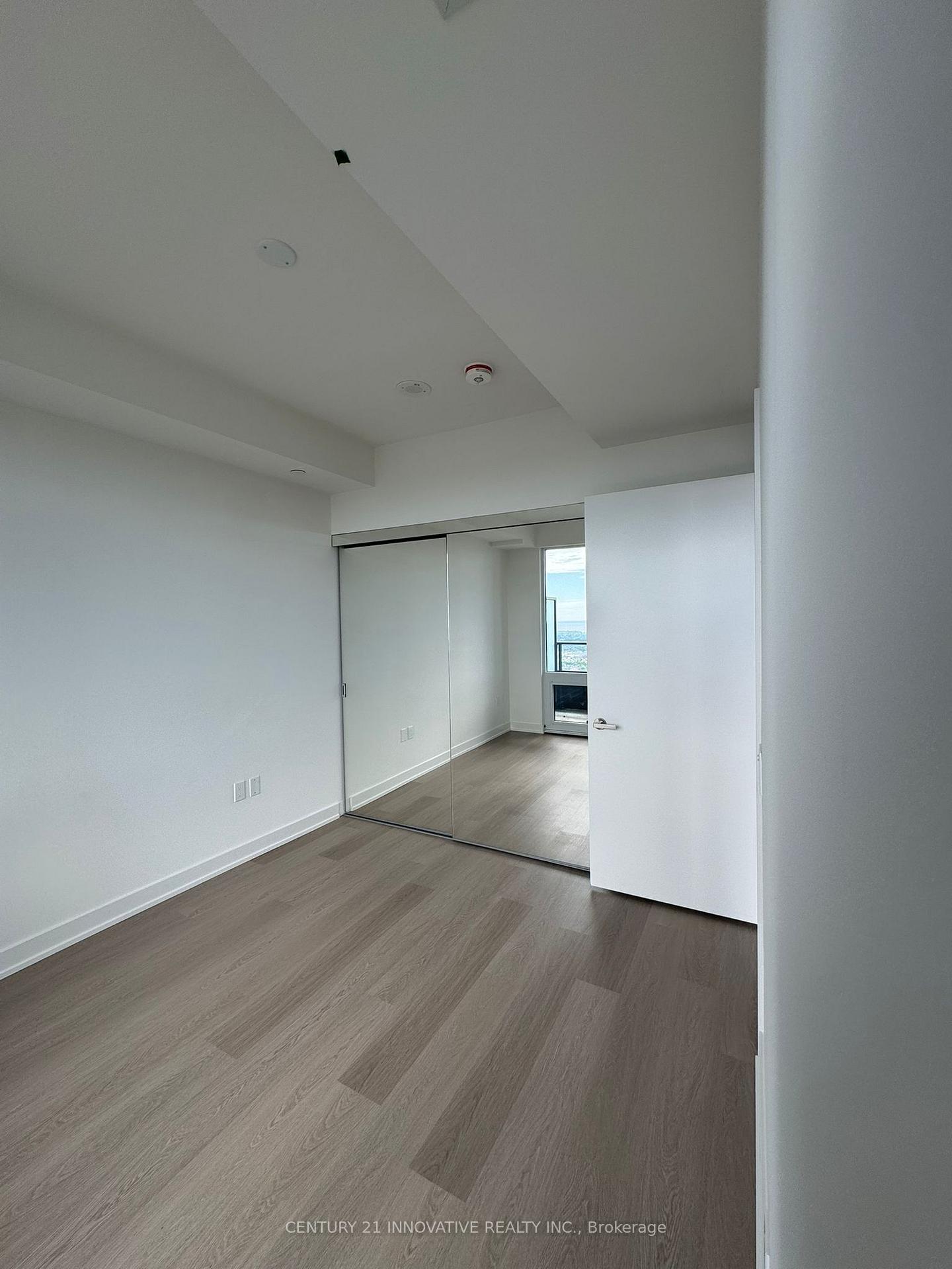 Front of Unit 4009, 448 Burnhamthorpe Road W