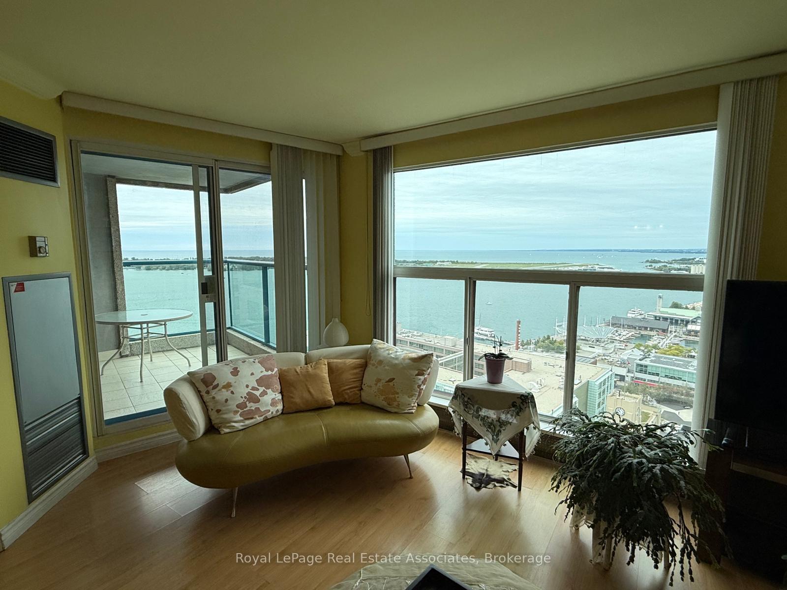 Photo 12 of Unit 3111, 77 Harbour Square, Toronto, Waterfront Communities — HOMEH