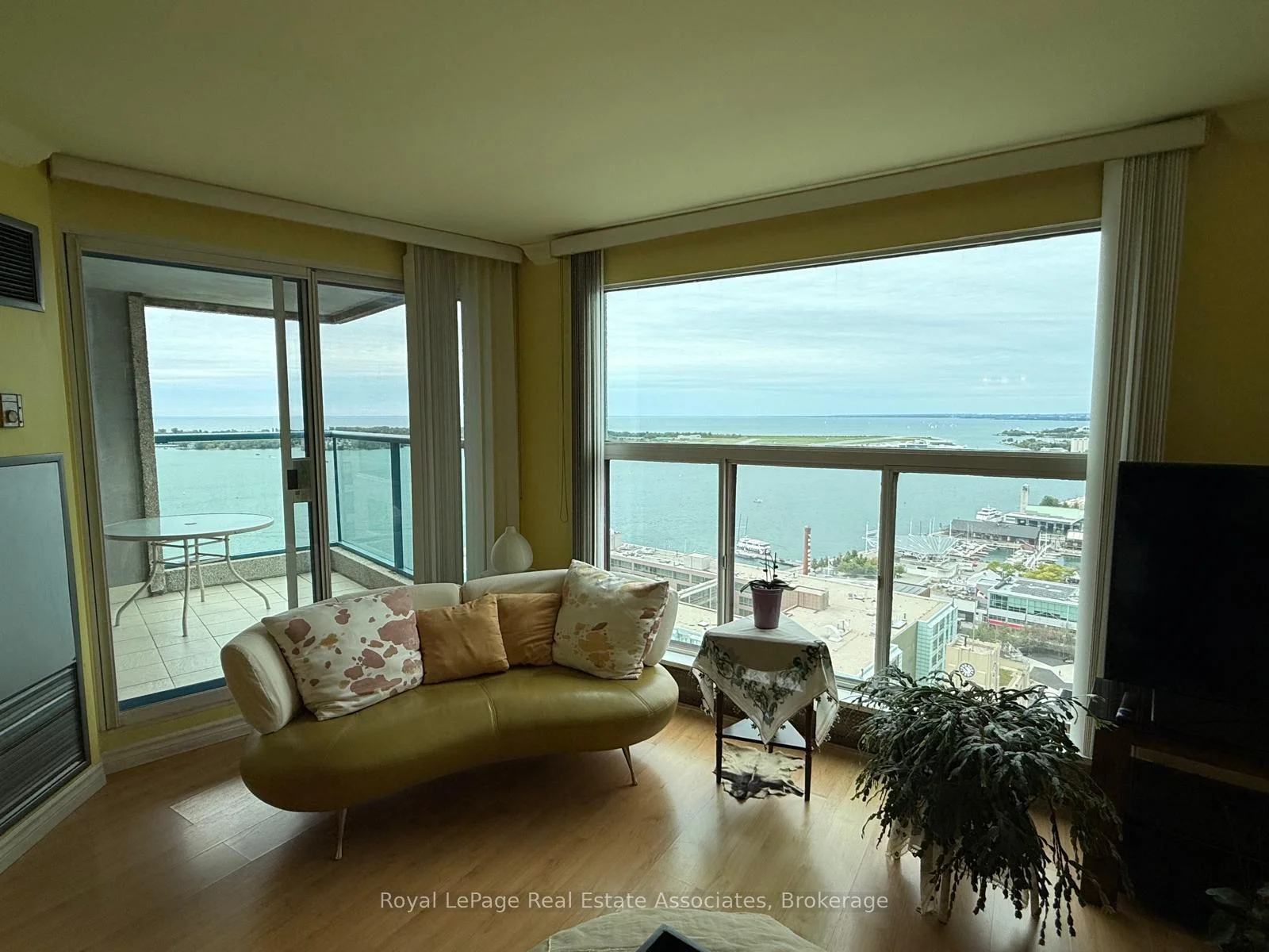 Photo 41 of Unit 3111, 77 Harbour Square, Toronto, Waterfront Communities — HOMEH