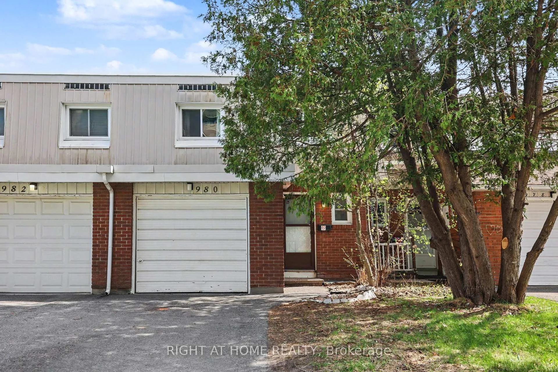 Photo 3 of Unit 207, 980 Gulf Place, Ottawa, Carson Meadows — HOMEH