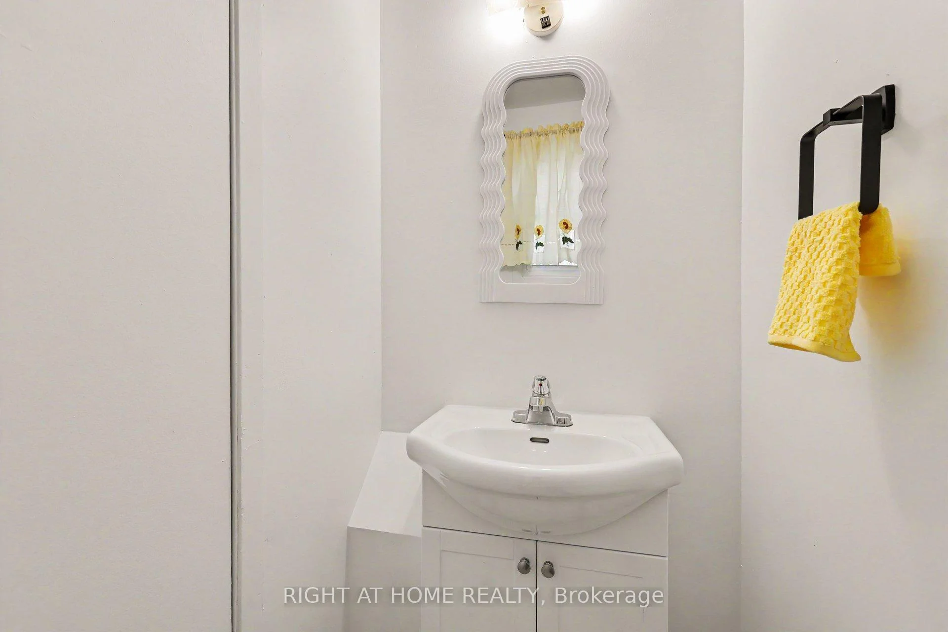 Photo 5 of Unit 207, 980 Gulf Place, Ottawa, Carson Meadows — HOMEH