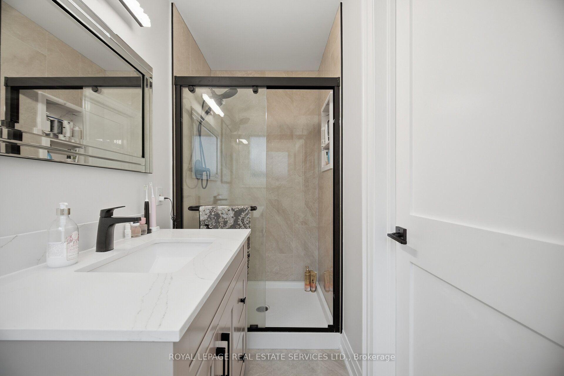 Photo 36 of 726 Netherton Crescent, Mississauga, Applewood — HOMEH