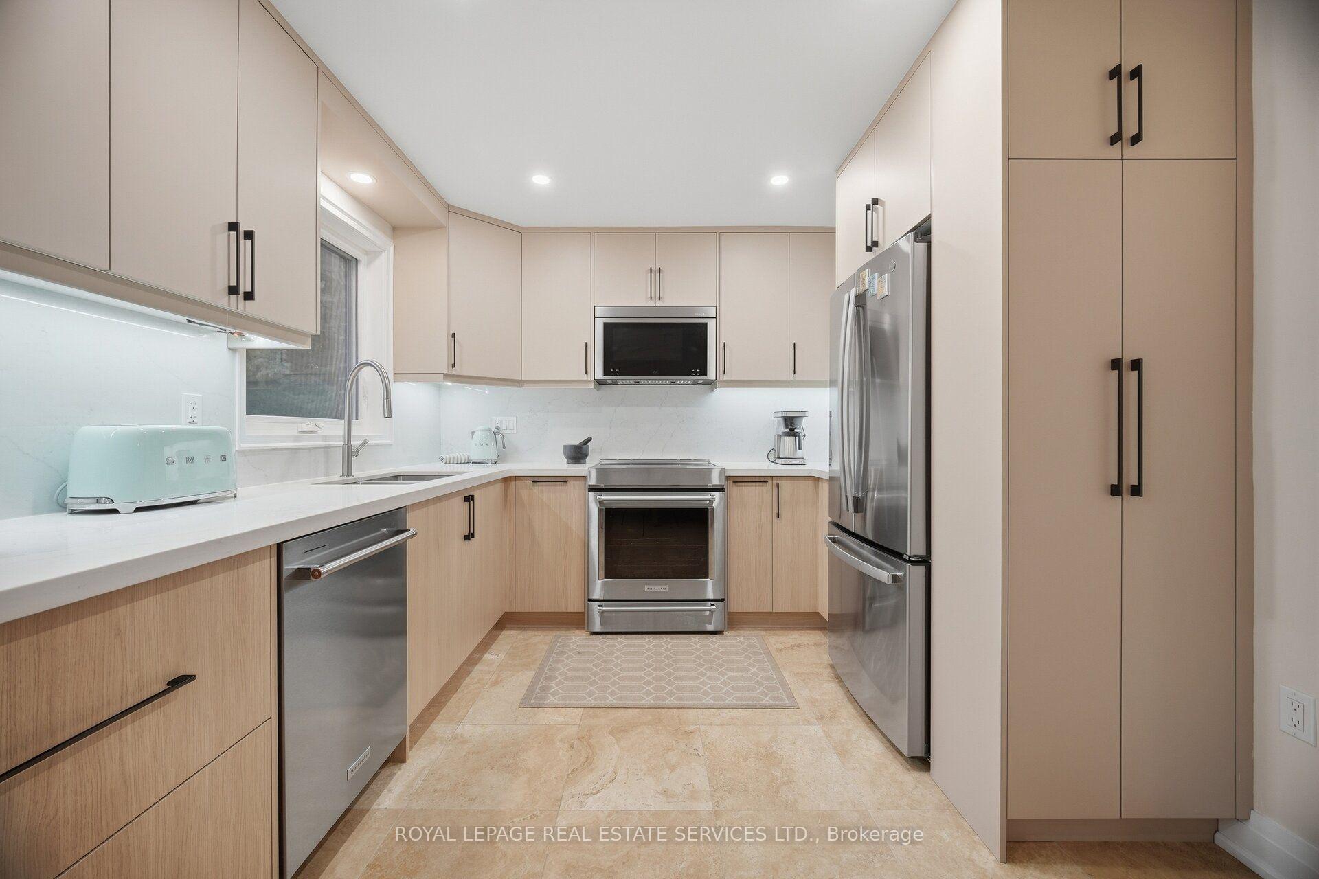 Photo 13 of 726 Netherton Crescent, Mississauga, Applewood — HOMEH
