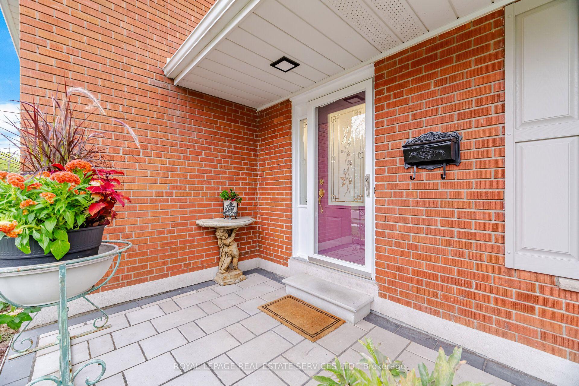 Photo 7 of 726 Netherton Crescent, Mississauga, Applewood — HOMEH