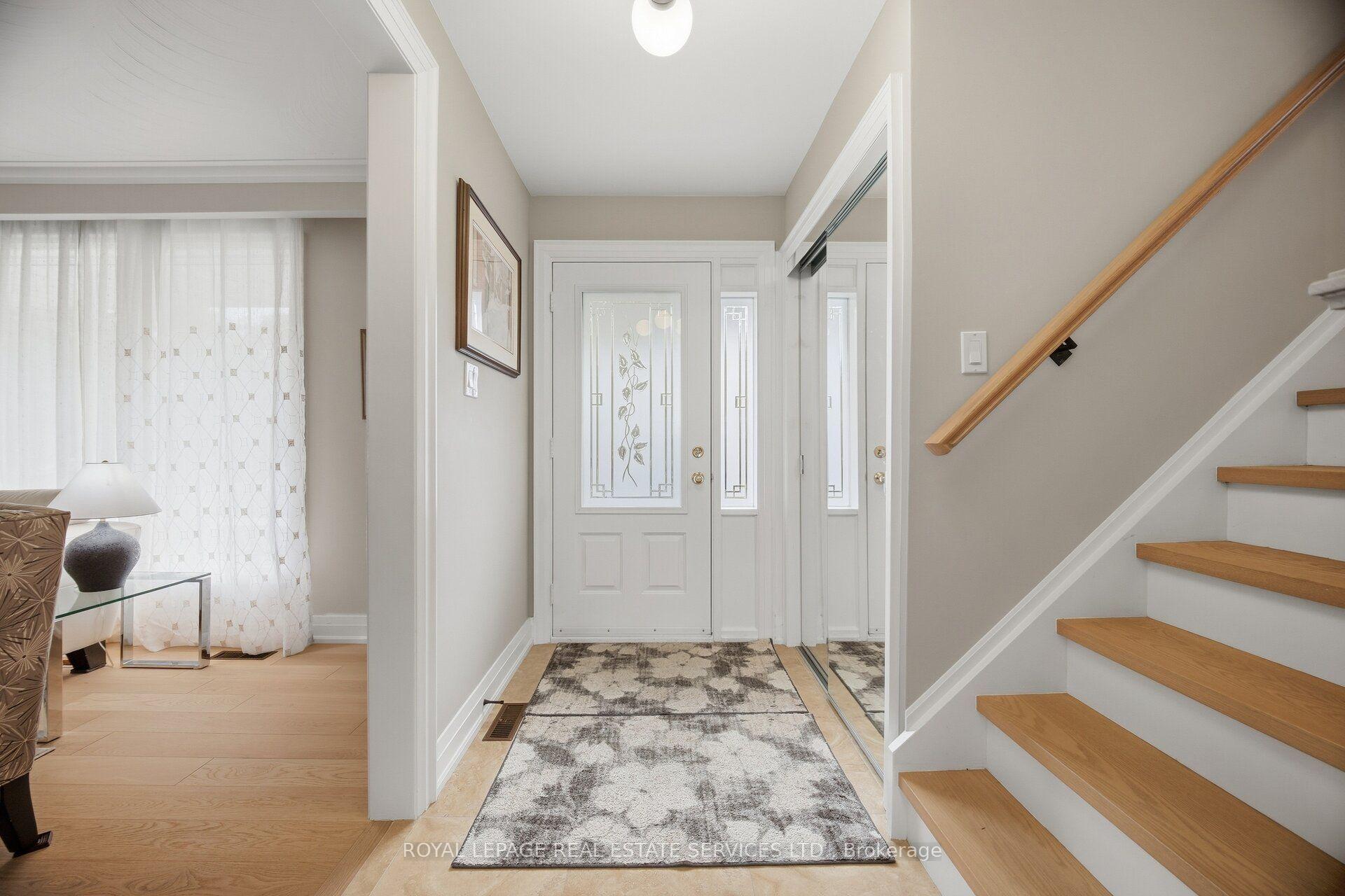 Photo 9 of 726 Netherton Crescent, Mississauga, Applewood — HOMEH