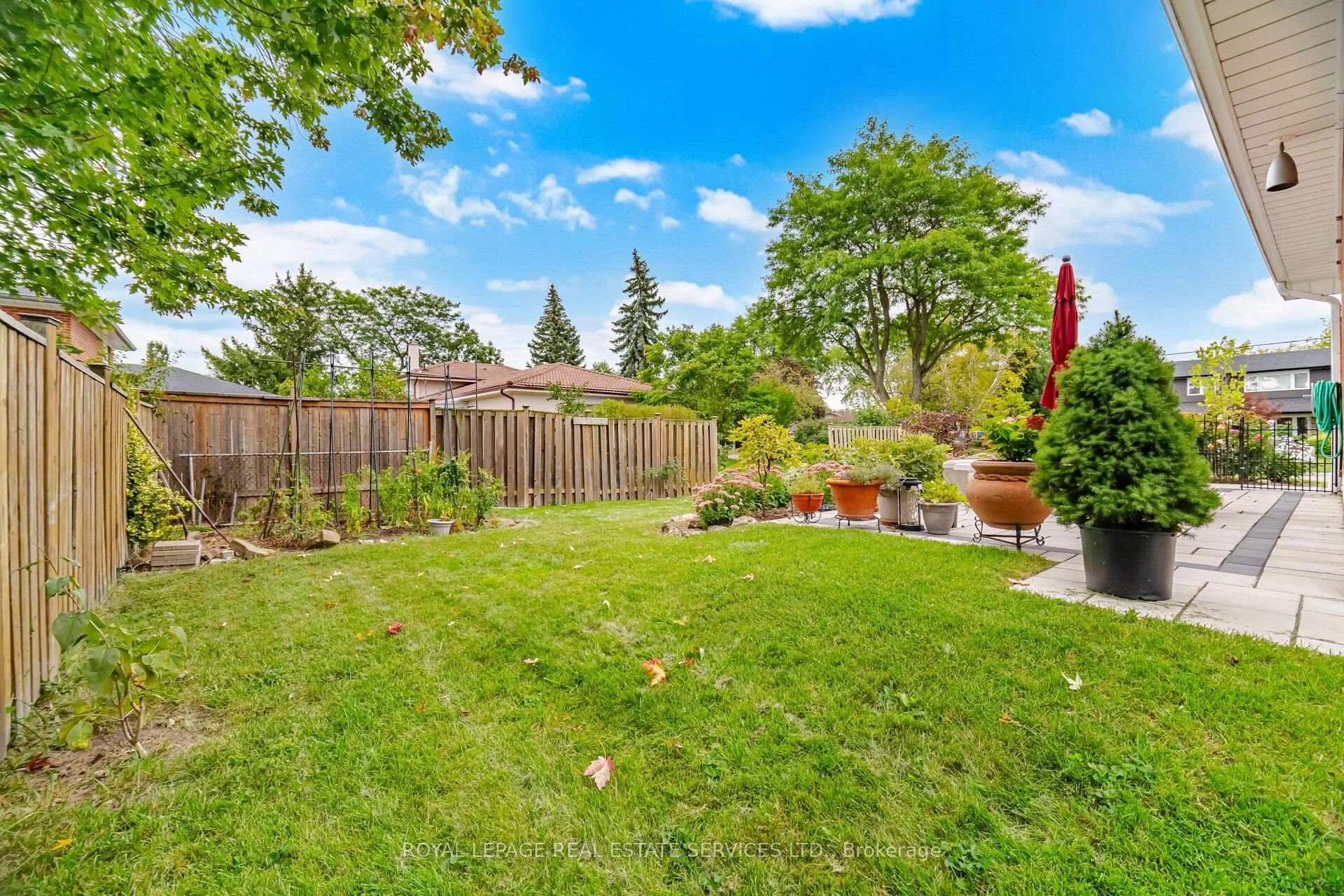 Photo 4 of 726 Netherton Crescent, Mississauga, Applewood — HOMEH