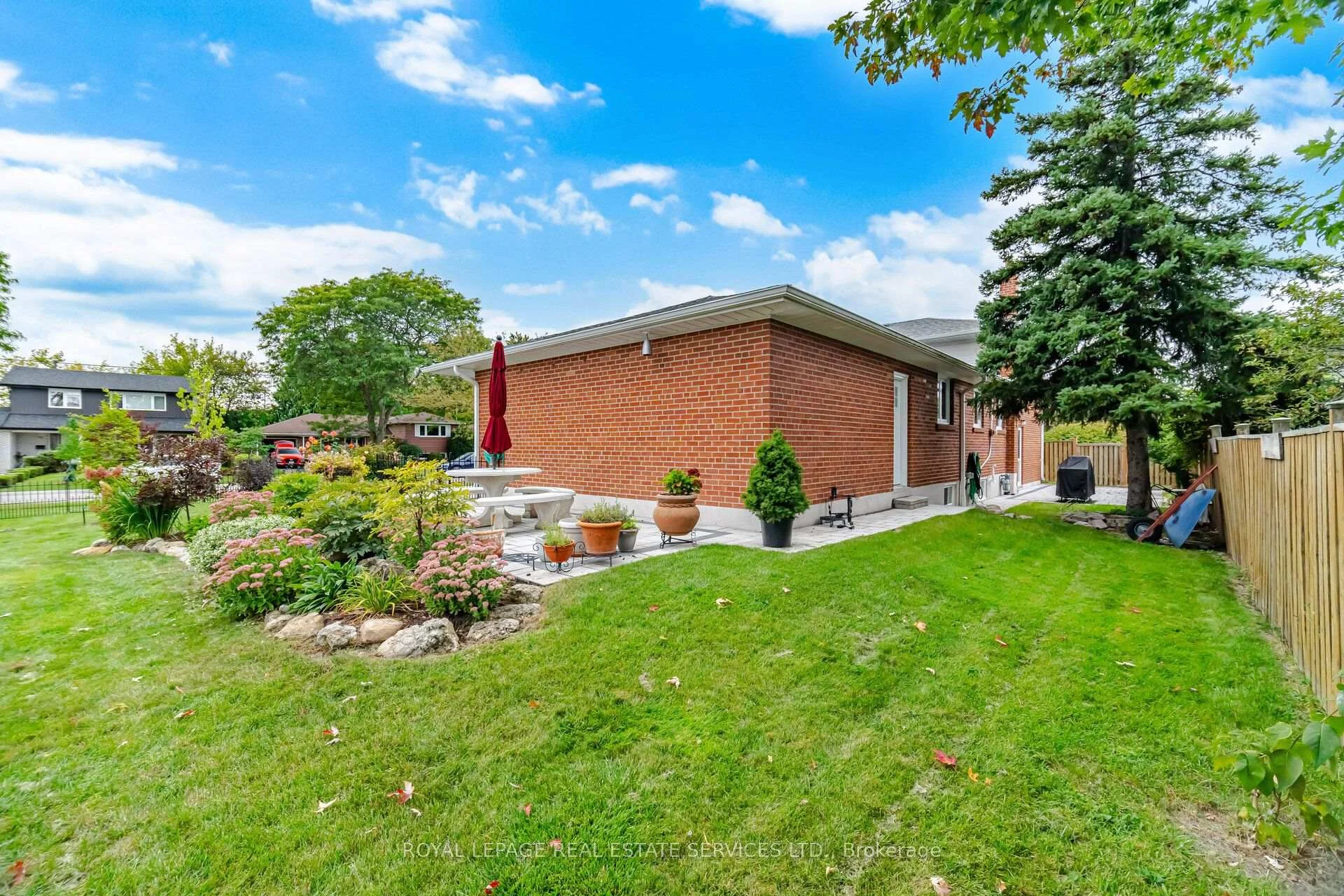 Photo 8 of 726 Netherton Crescent, Mississauga, Applewood — HOMEH