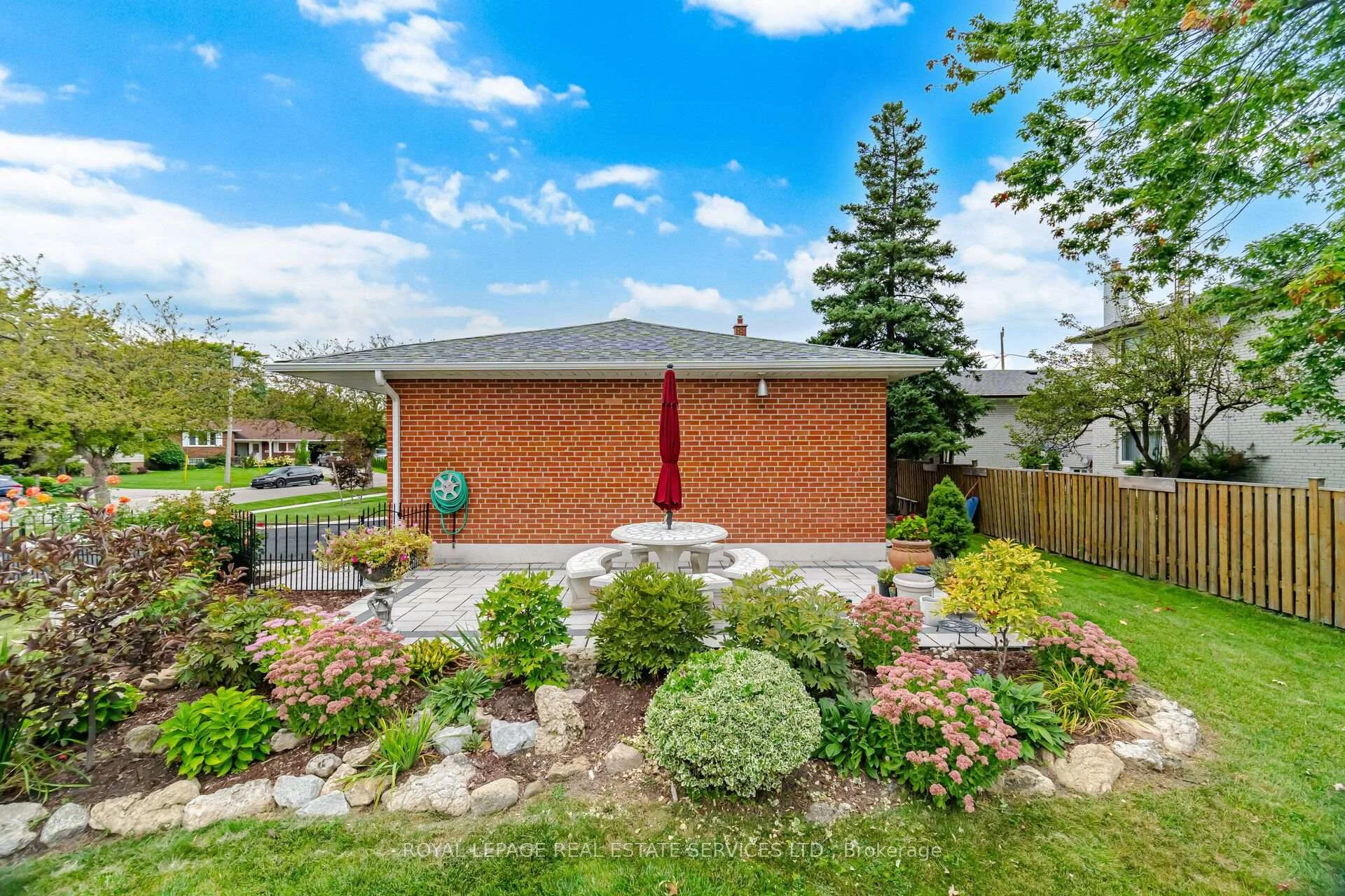 Photo 10 of 726 Netherton Crescent, Mississauga, Applewood — HOMEH