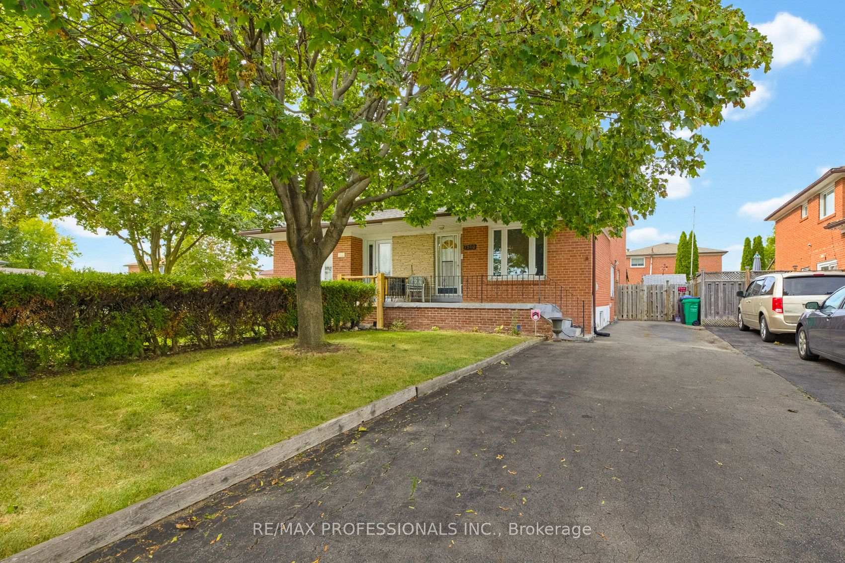 Photo 2 of 7540 Darcel Avenue, Mississauga, Malton — HOMEH