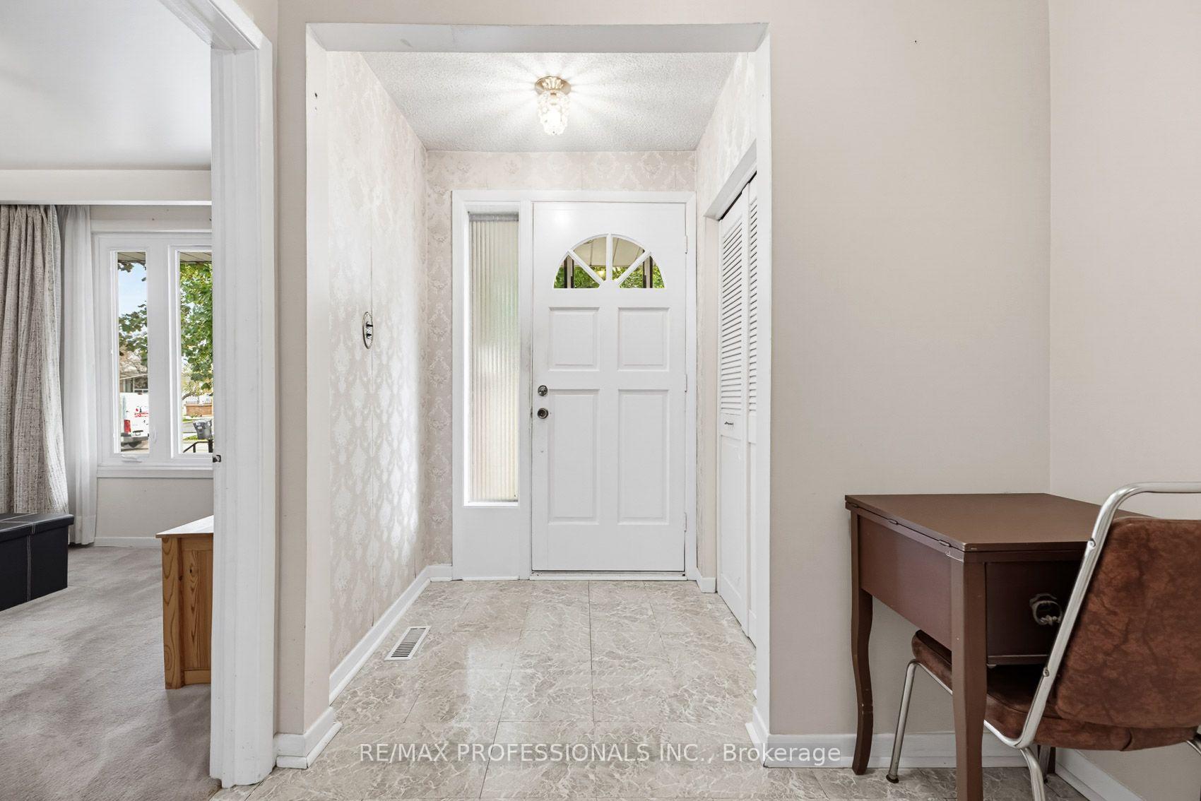 Photo 5 of 7540 Darcel Avenue, Mississauga, Malton — HOMEH