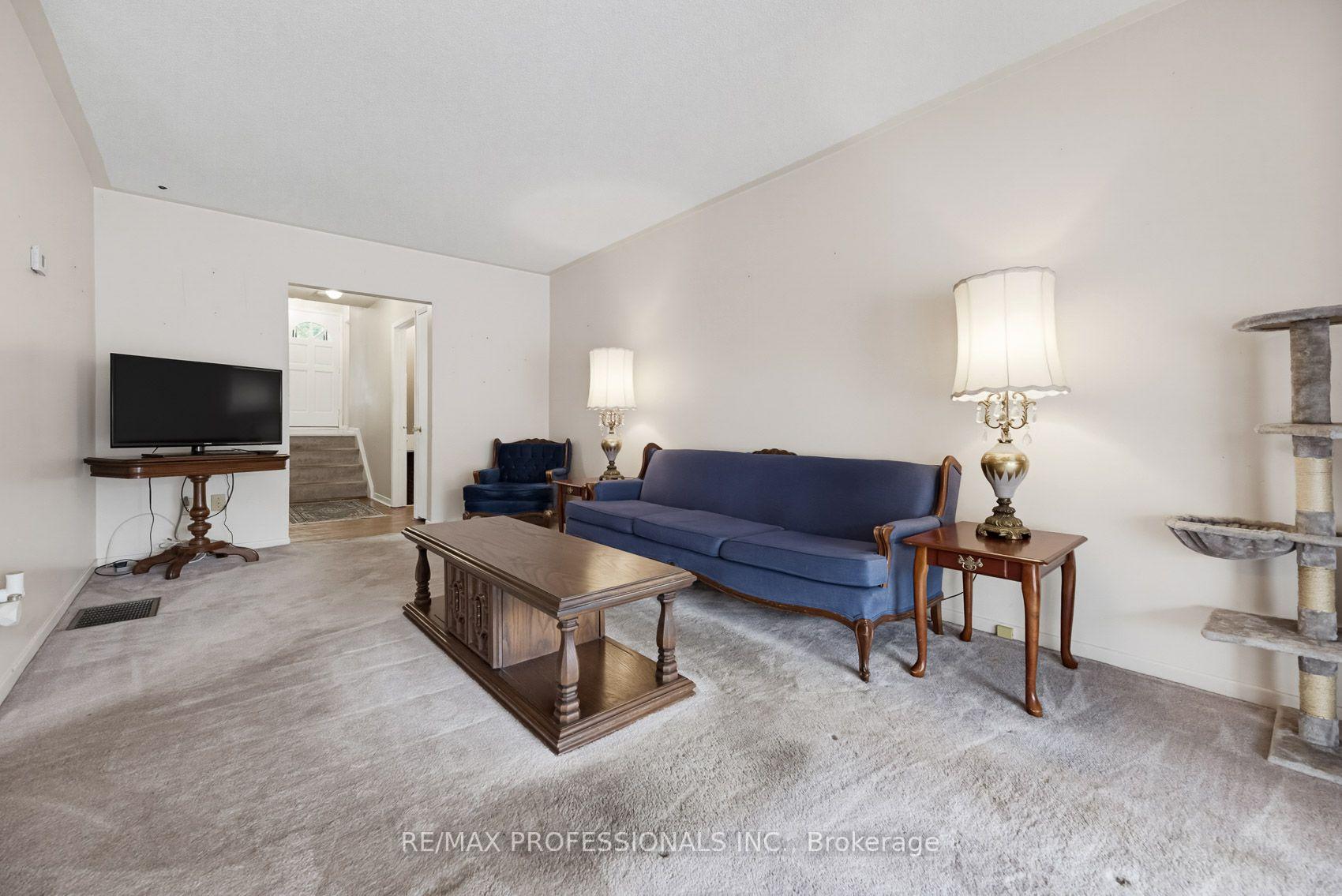 Photo 12 of 7540 Darcel Avenue, Mississauga, Malton — HOMEH