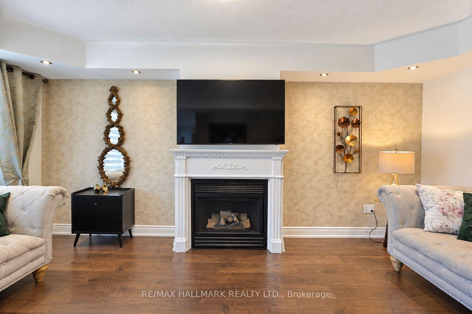 Photo 10 of 97 Benjamin Hood Crescent, Vaughan, Patterson — HOMEH