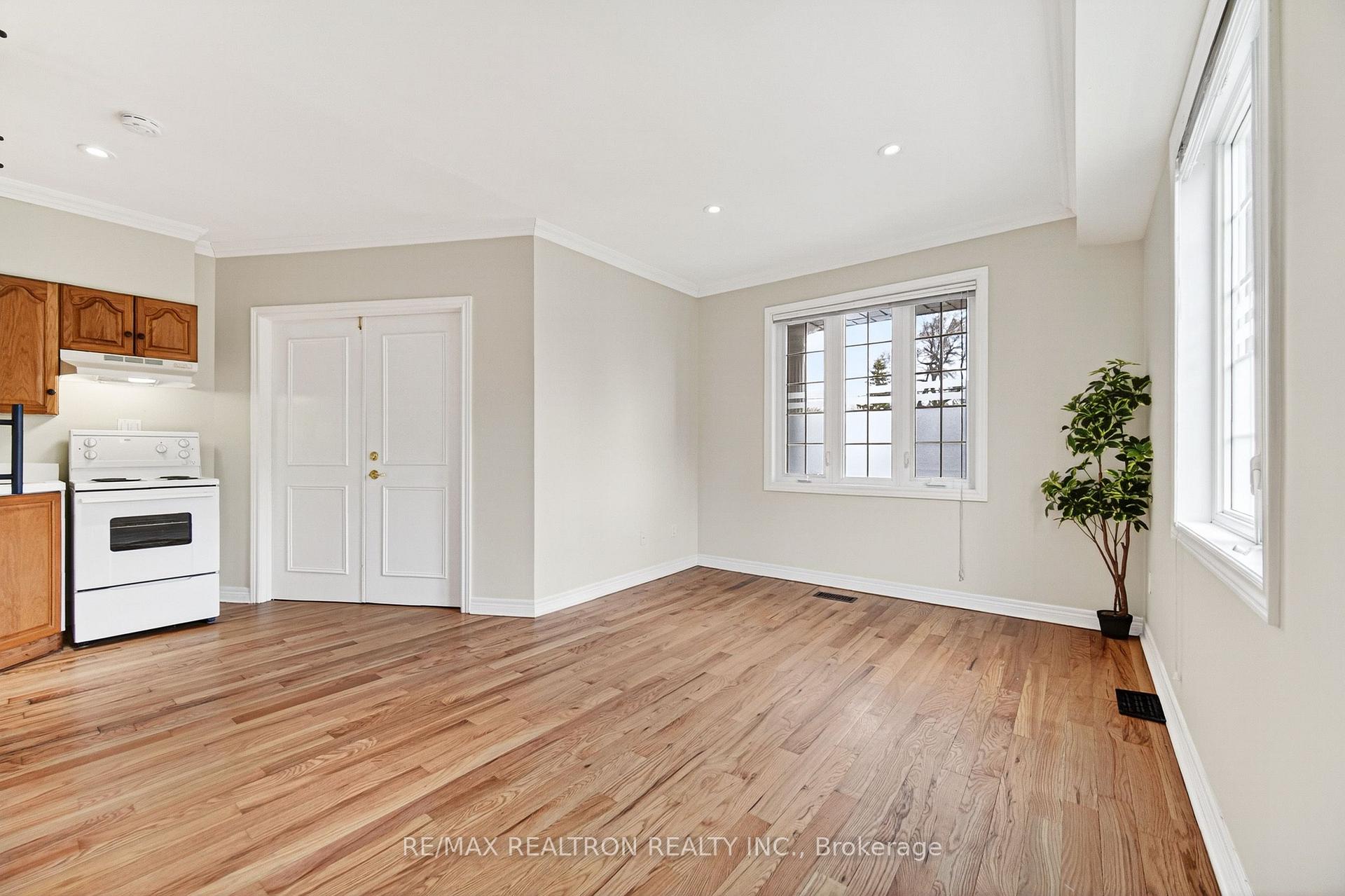Photo 3 of 454 Donlands Avenue, Toronto, East York — HOMEH