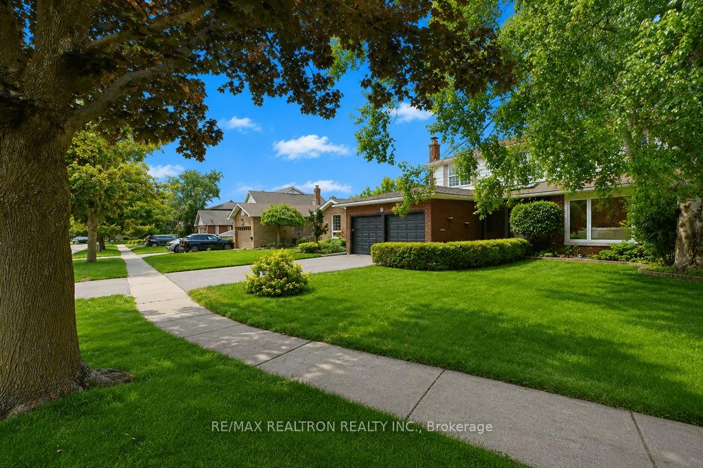 Photo 4 of 18 Debra Crescent, Barrie, Allandale Heights — HOMEH