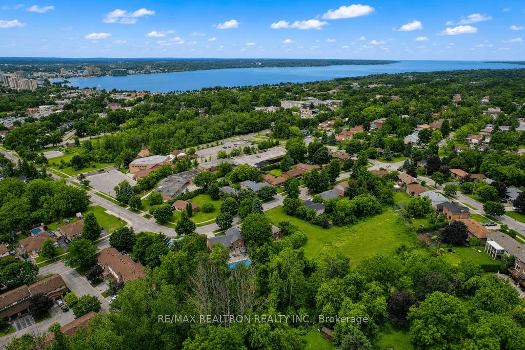 Photo 5 of 18 Debra Crescent, Barrie, Allandale Heights — HOMEH