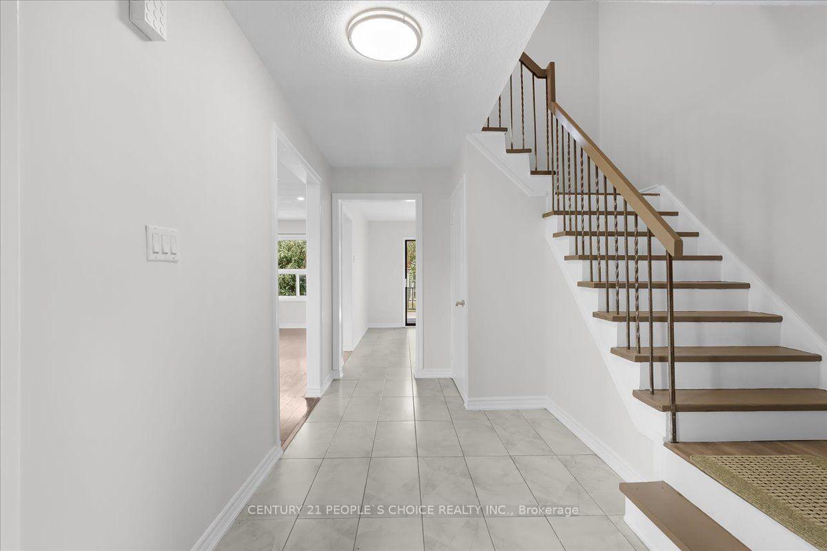 Photo 4 of 28 Beisel Court, Brampton, Heart Lake West — HOMEH