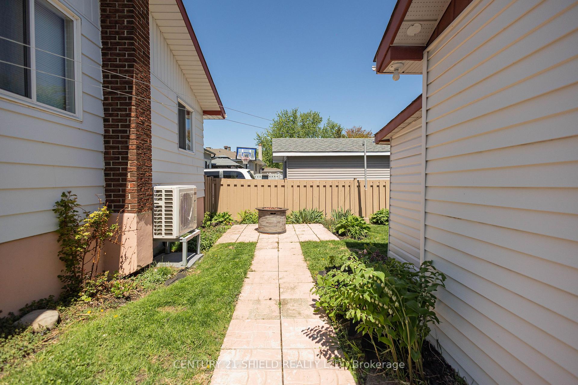 Photo 7 of 1107 Grand Avenue, Cornwall, Cornwall — HOMEH