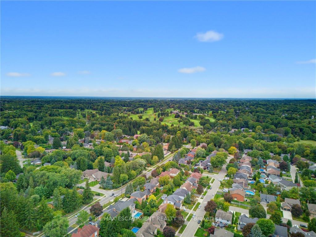 Photo 5 of 28 Seymour Drive, Hamilton, Ancaster — HOMEH