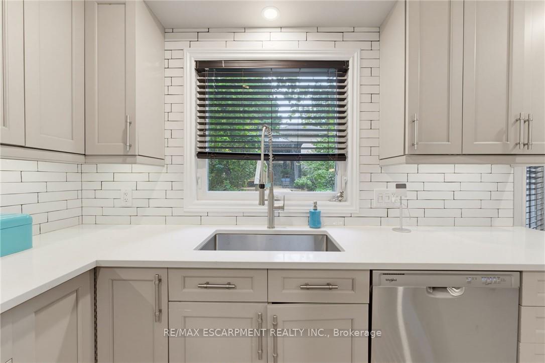 Photo 10 of 28 Seymour Drive, Hamilton, Ancaster — HOMEH