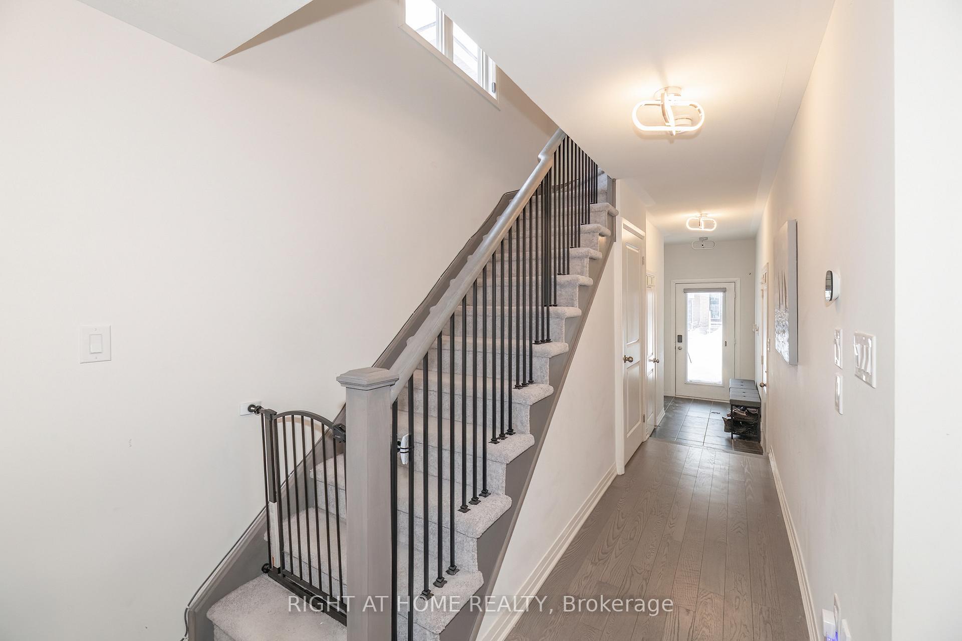 Photo 3 of 30 Caspian Square, Clarington, Bowmanville — HOMEH