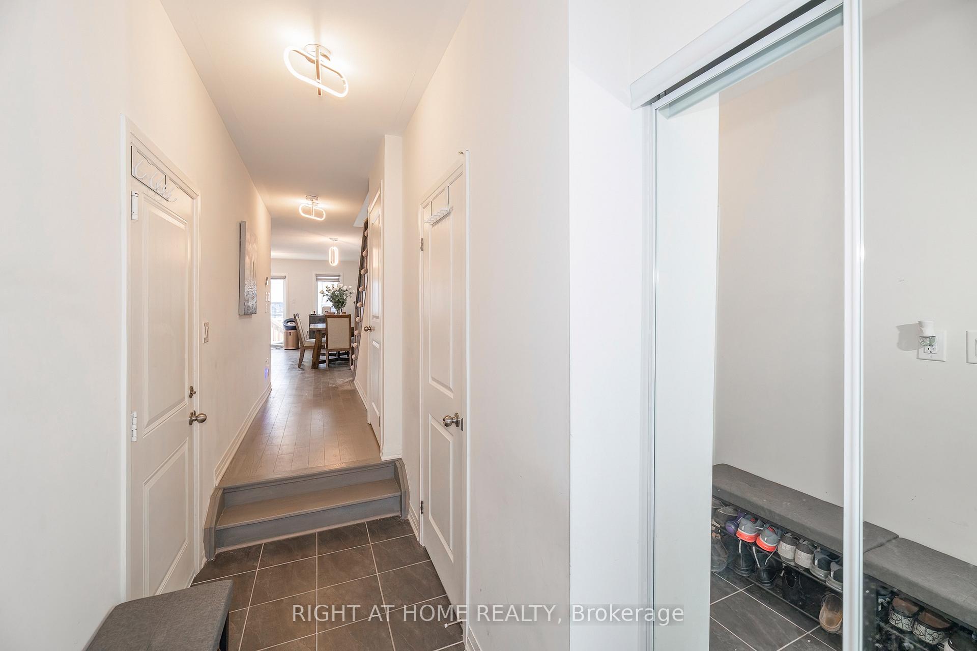 Photo 4 of 30 Caspian Square, Clarington, Bowmanville — HOMEH