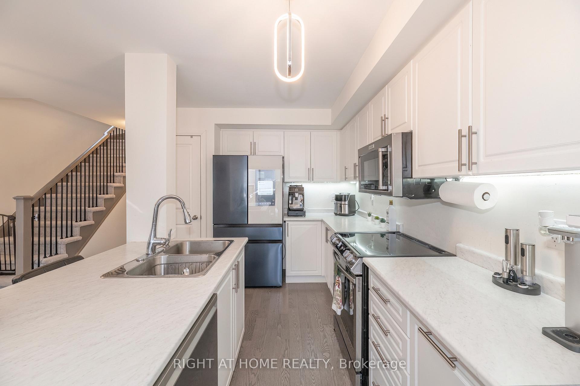 Photo 5 of 30 Caspian Square, Clarington, Bowmanville — HOMEH