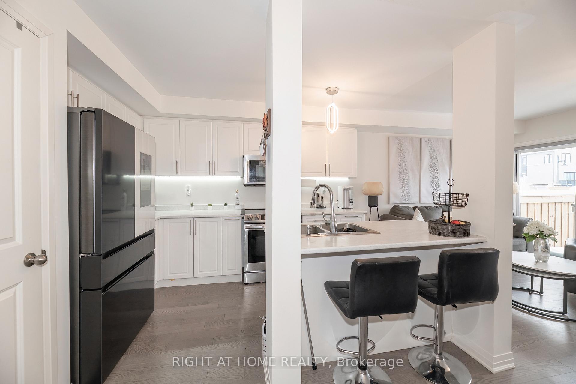 Photo 7 of 30 Caspian Square, Clarington, Bowmanville — HOMEH