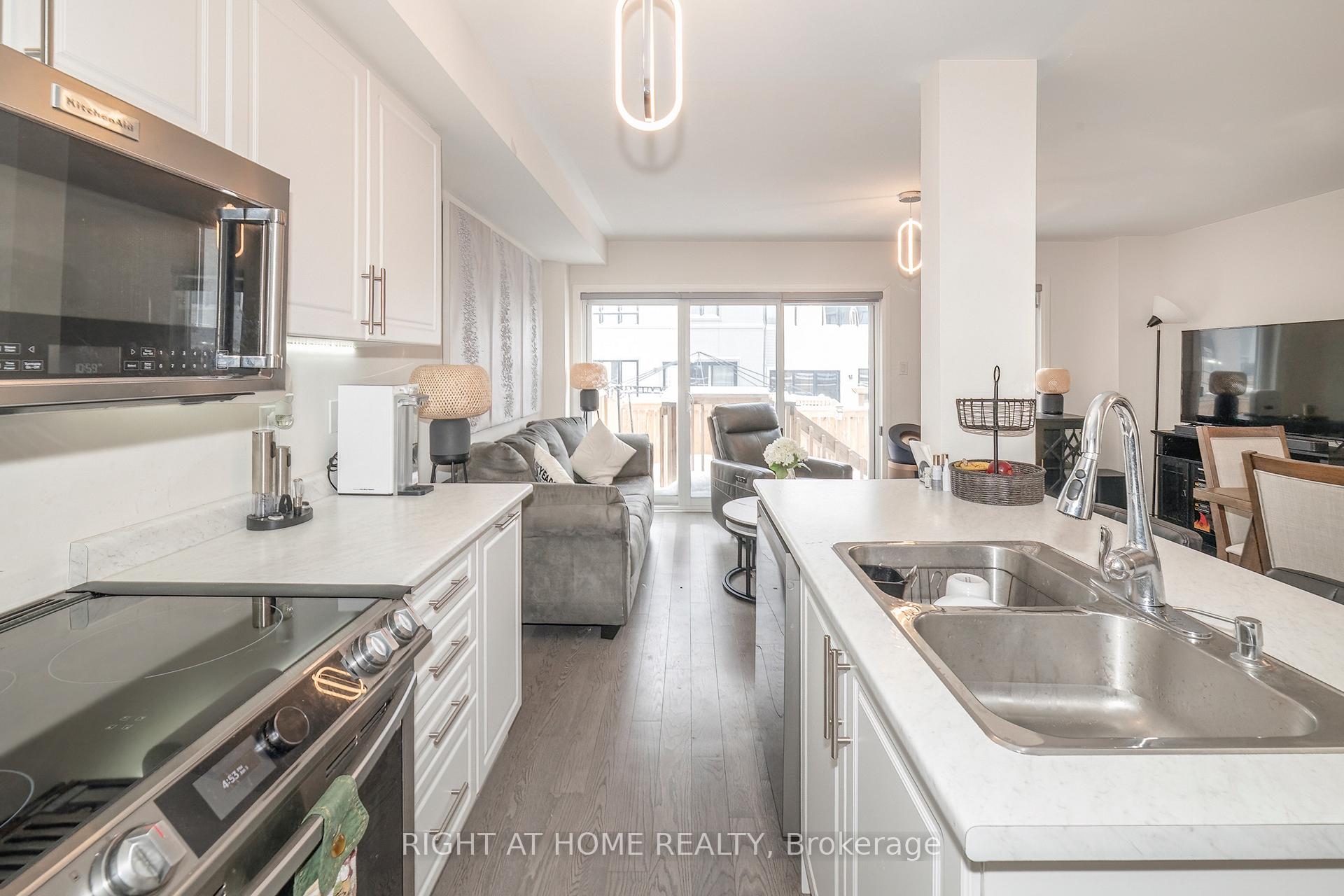 Photo 9 of 30 Caspian Square, Clarington, Bowmanville — HOMEH
