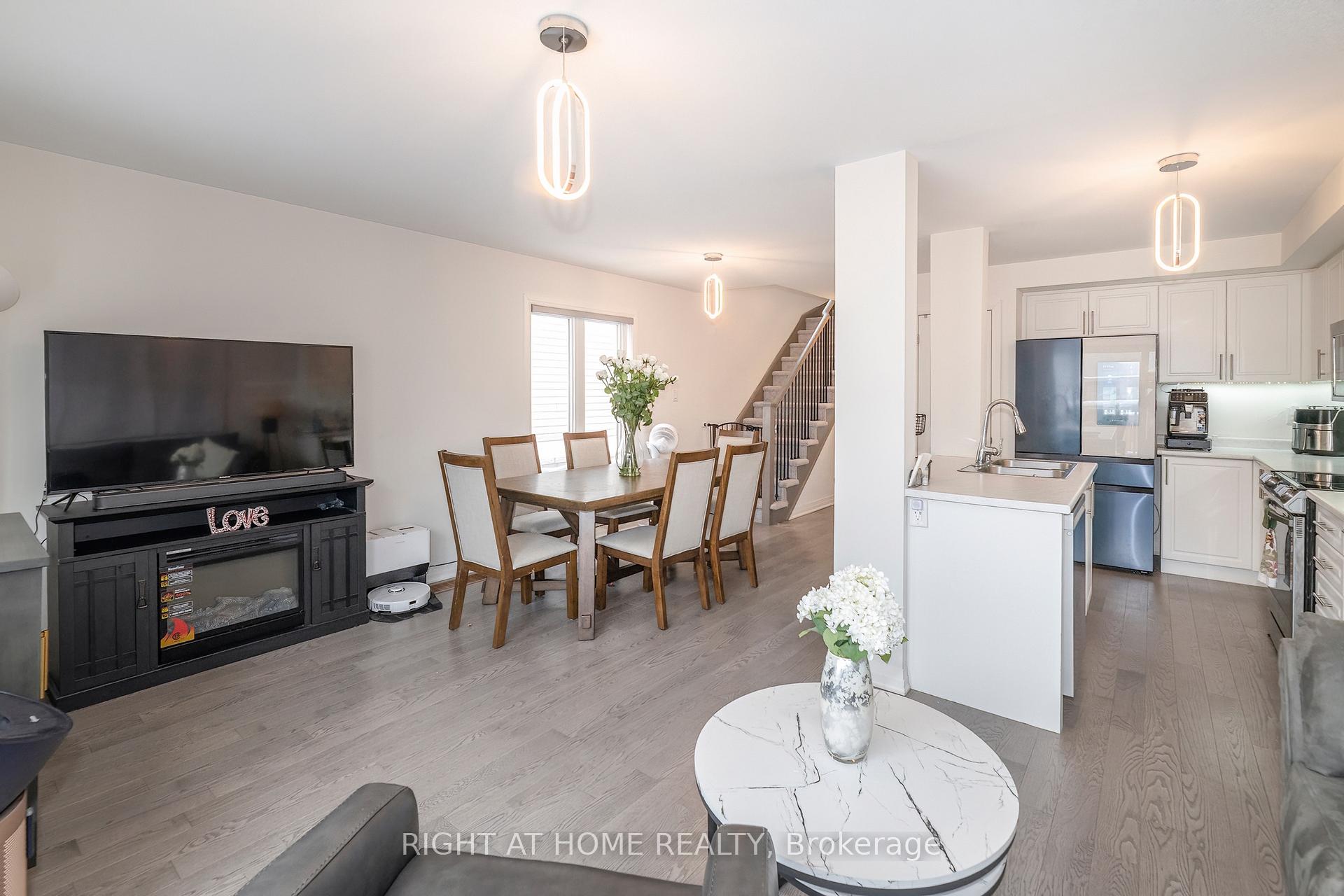 Photo 10 of 30 Caspian Square, Clarington, Bowmanville — HOMEH