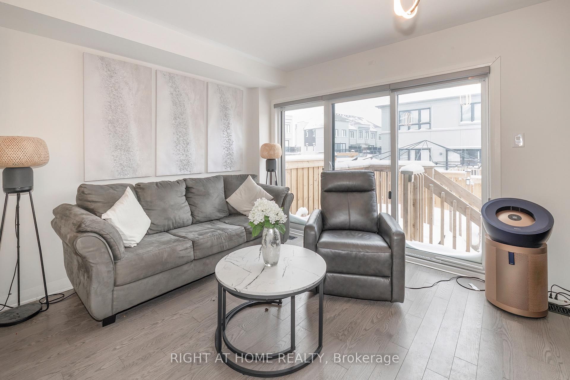 Photo 11 of 30 Caspian Square, Clarington, Bowmanville — HOMEH