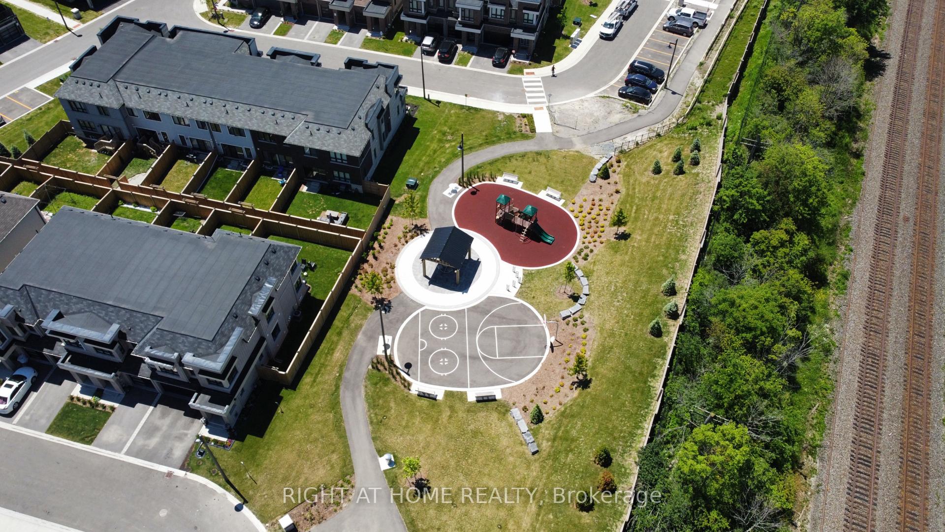 Photo 13 of 30 Caspian Square, Clarington, Bowmanville — HOMEH