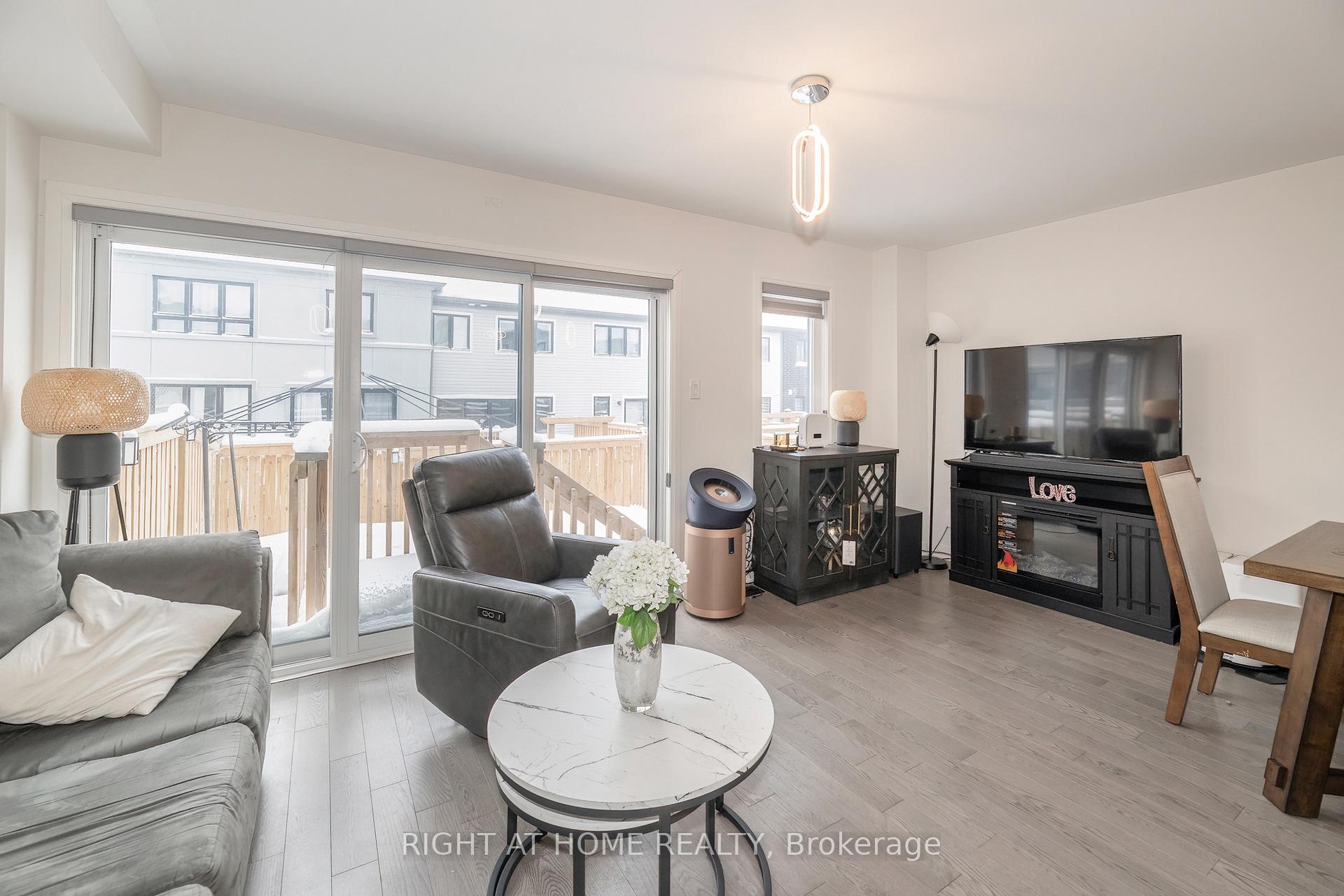 Photo 14 of 30 Caspian Square, Clarington, Bowmanville — HOMEH
