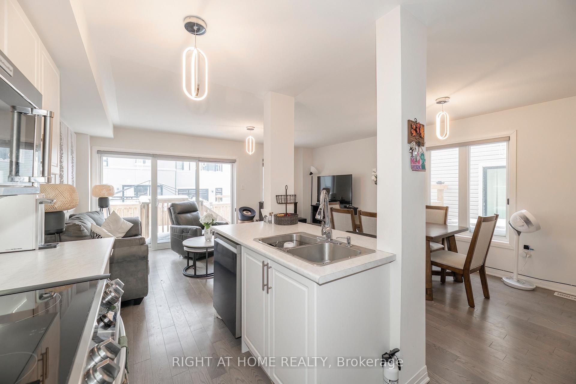 Photo 16 of 30 Caspian Square, Clarington, Bowmanville — HOMEH