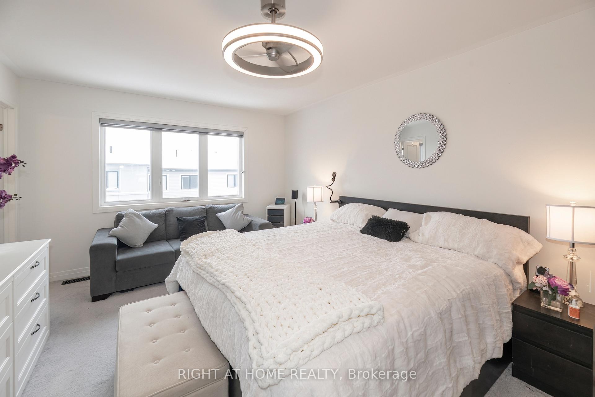 Photo 18 of 30 Caspian Square, Clarington, Bowmanville — HOMEH