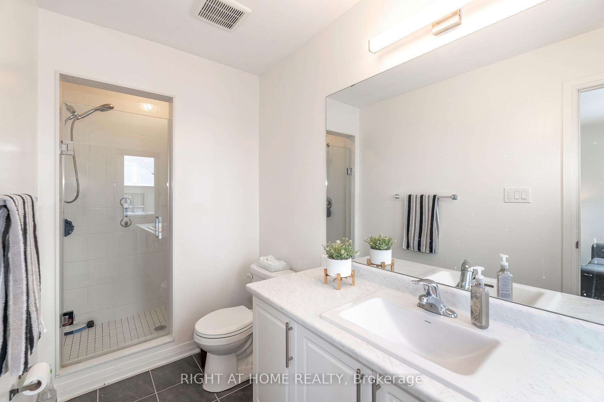 Photo 20 of 30 Caspian Square, Clarington, Bowmanville — HOMEH