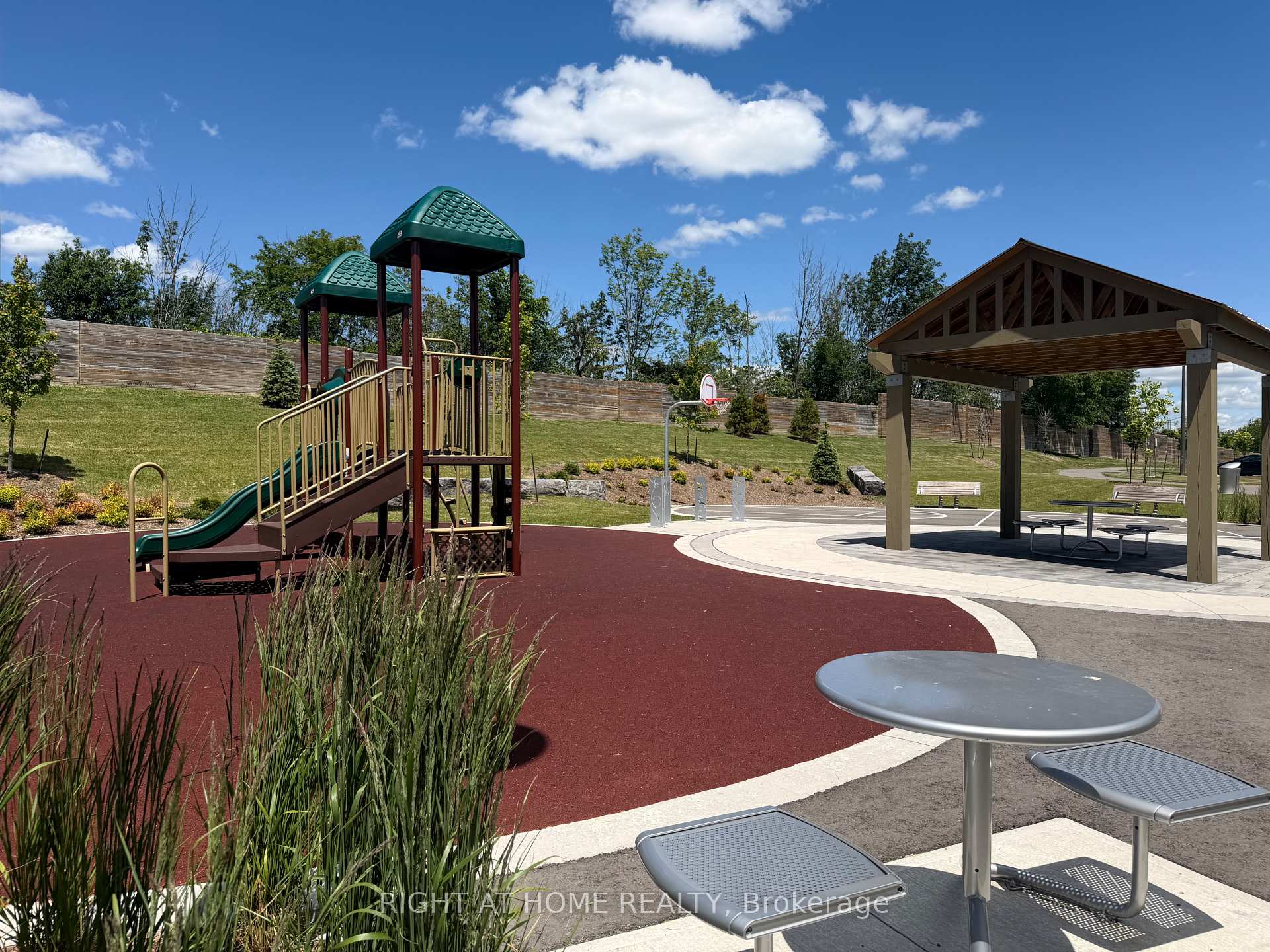 Photo 23 of 30 Caspian Square, Clarington, Bowmanville — HOMEH