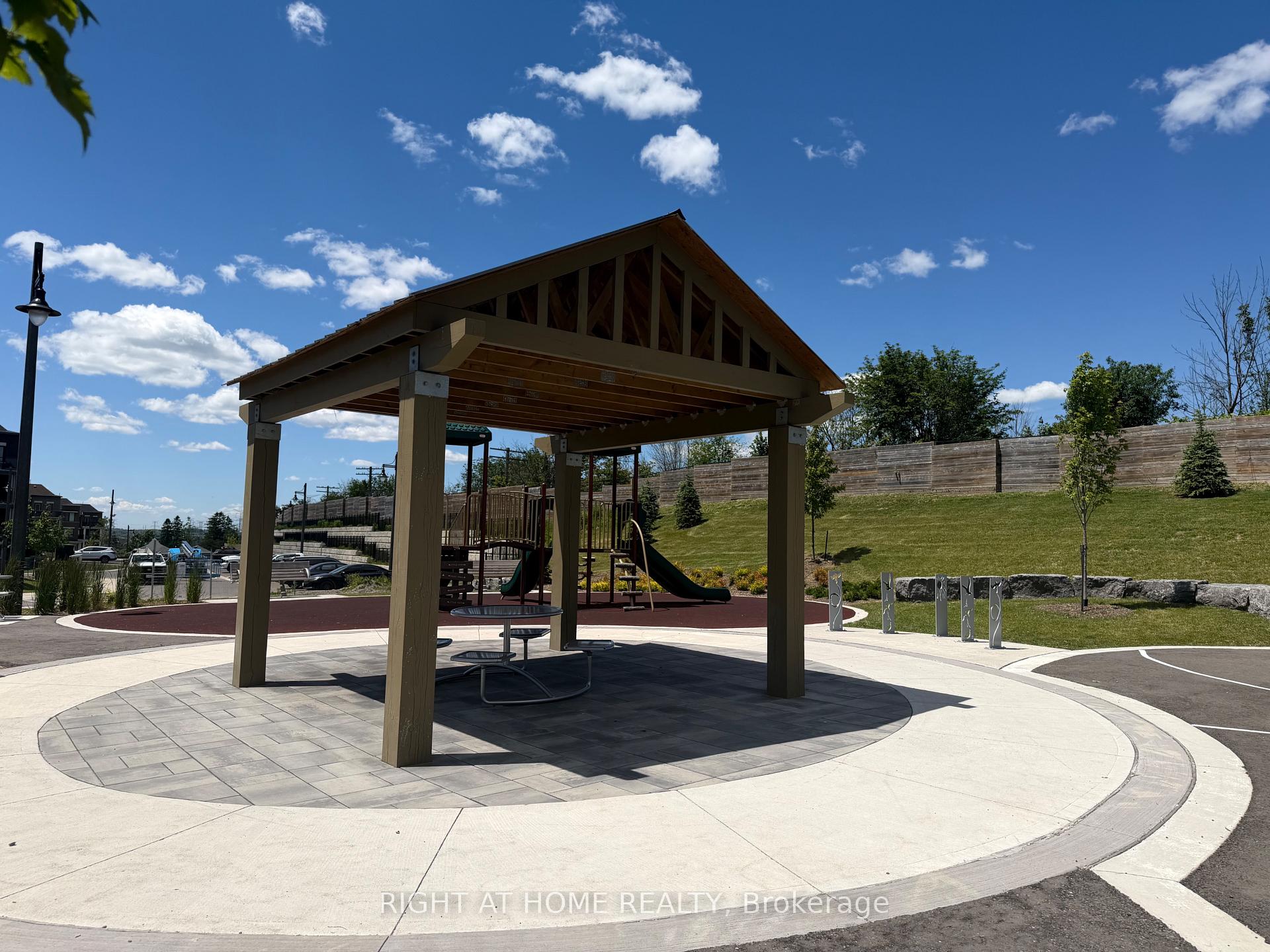 Photo 24 of 30 Caspian Square, Clarington, Bowmanville — HOMEH