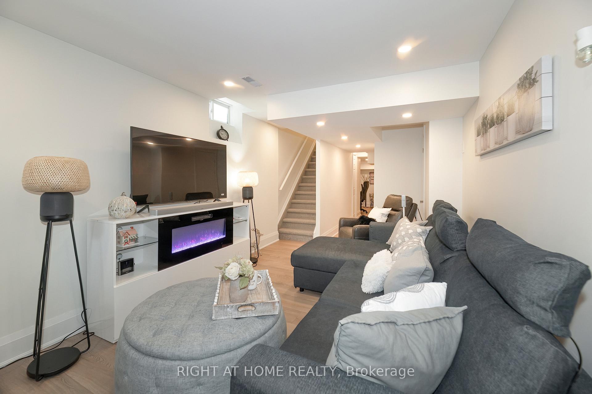 Photo 25 of 30 Caspian Square, Clarington, Bowmanville — HOMEH