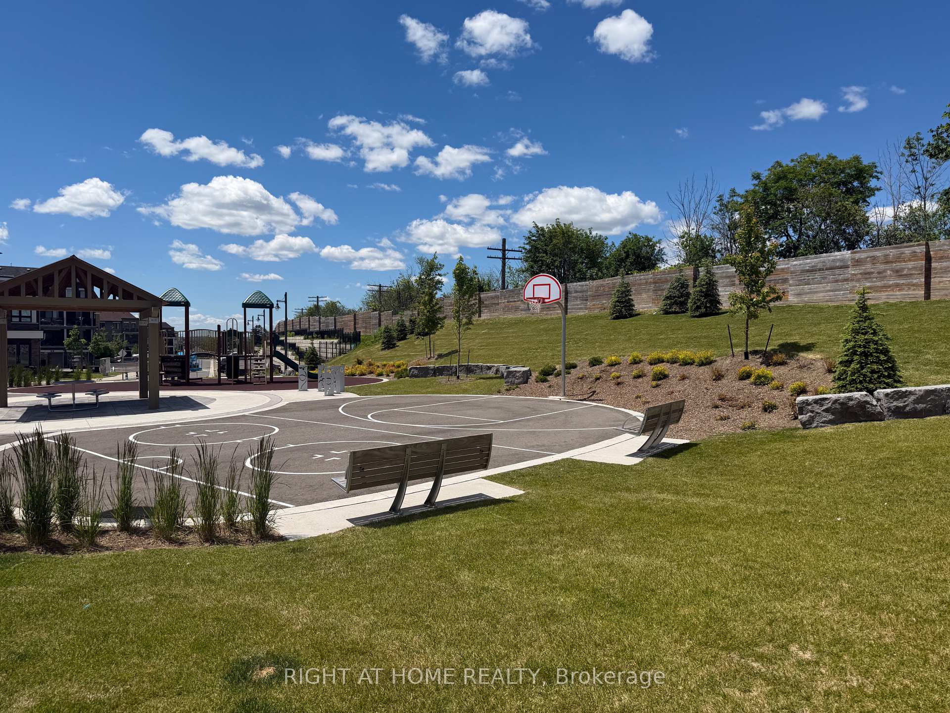 Photo 33 of 30 Caspian Square, Clarington, Bowmanville — HOMEH