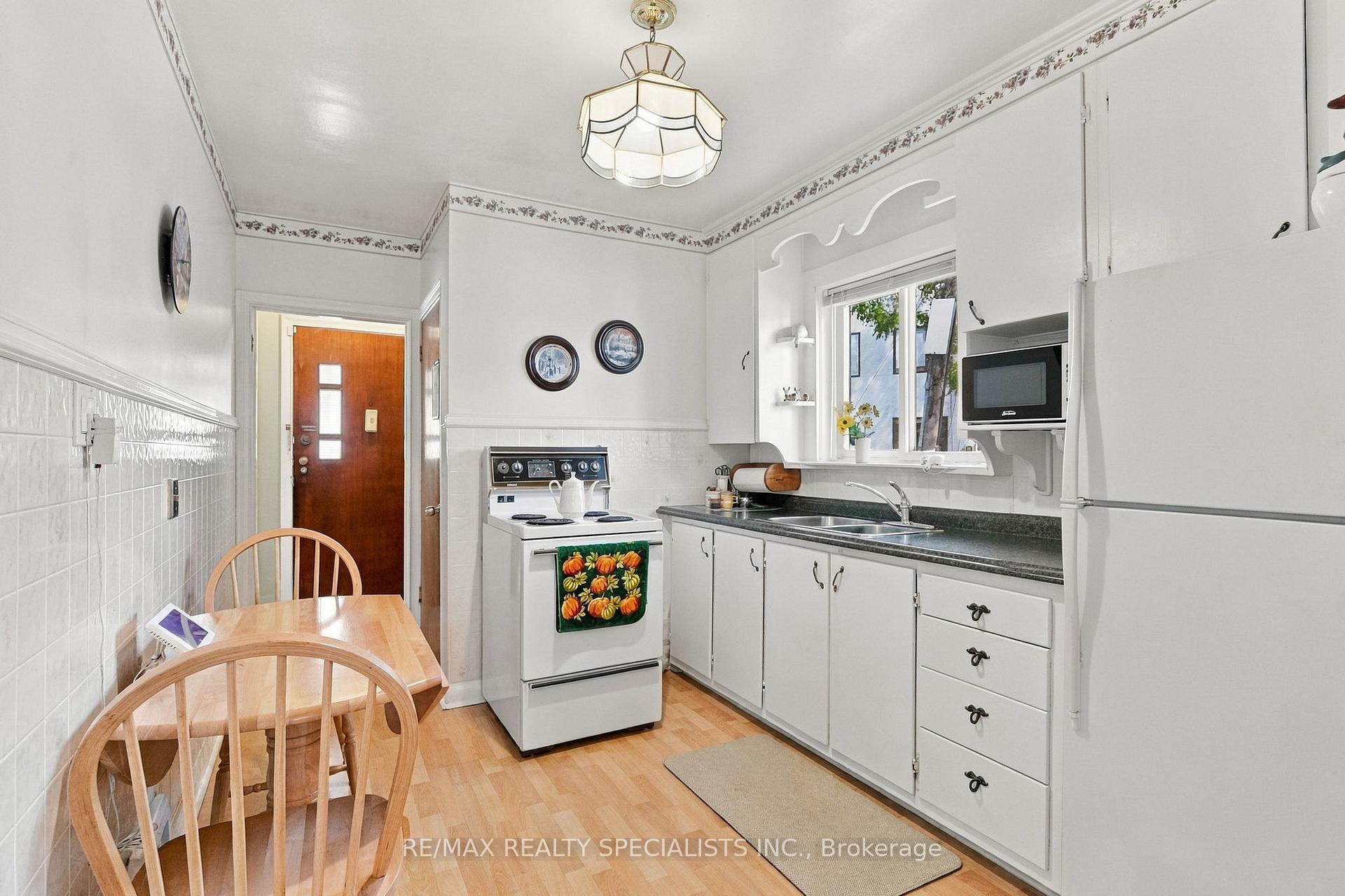 Photo 8 of 93 Cavell Avenue, Etobicoke, Mimico — HOMEH