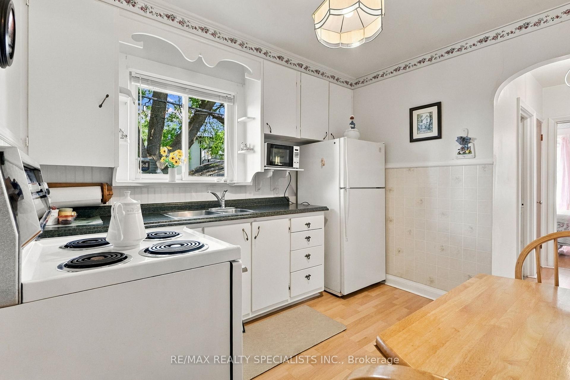 Photo 10 of 93 Cavell Avenue, Etobicoke, Mimico — HOMEH