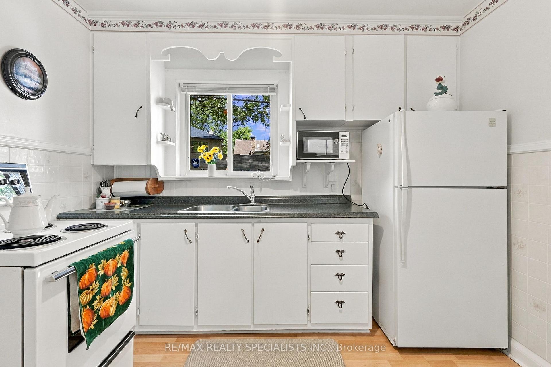 Photo 11 of 93 Cavell Avenue, Etobicoke, Mimico — HOMEH