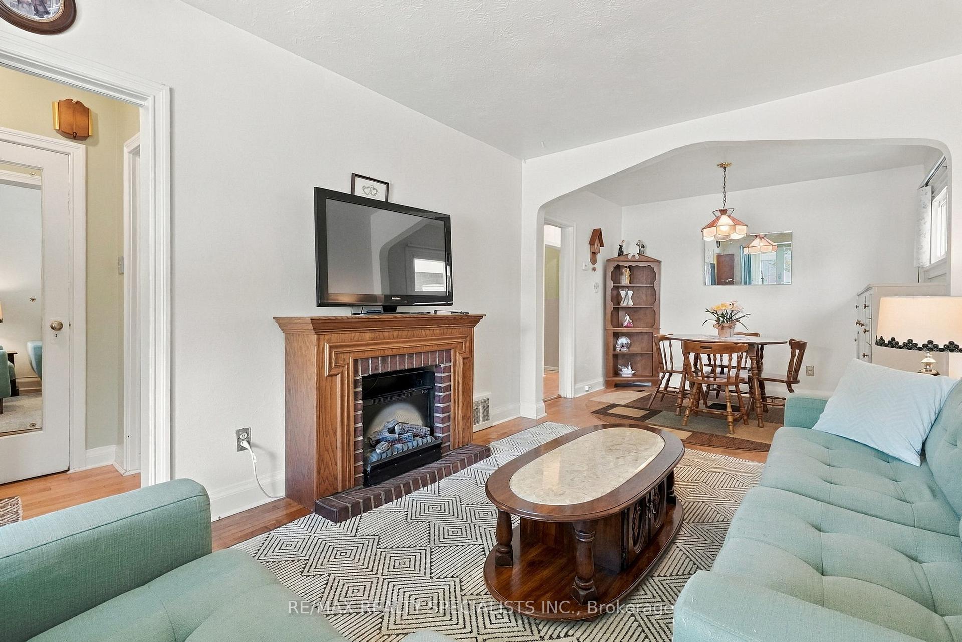 Photo 16 of 93 Cavell Avenue, Etobicoke, Mimico — HOMEH
