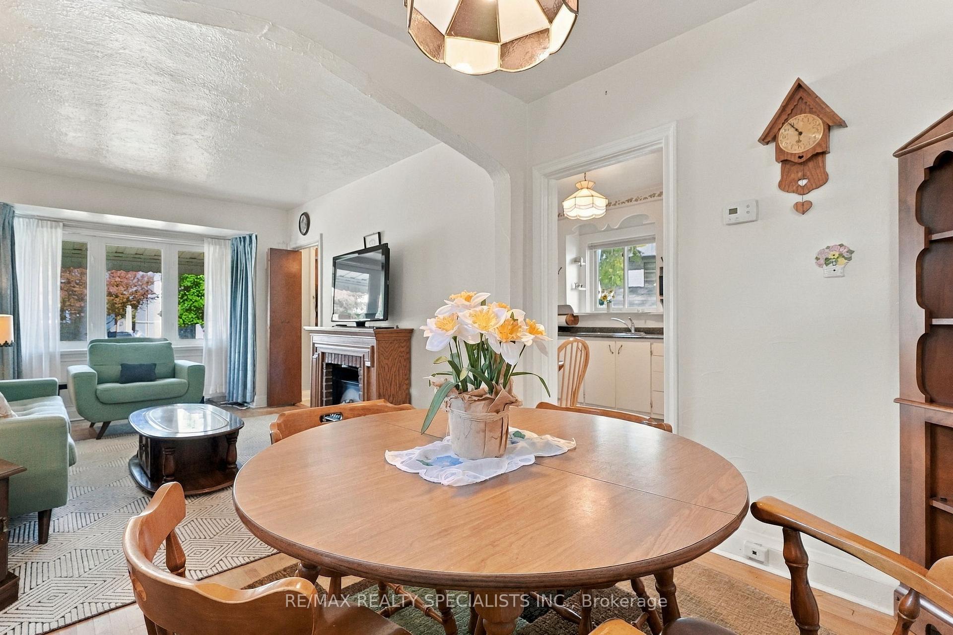 Photo 23 of 93 Cavell Avenue, Etobicoke, Mimico — HOMEH