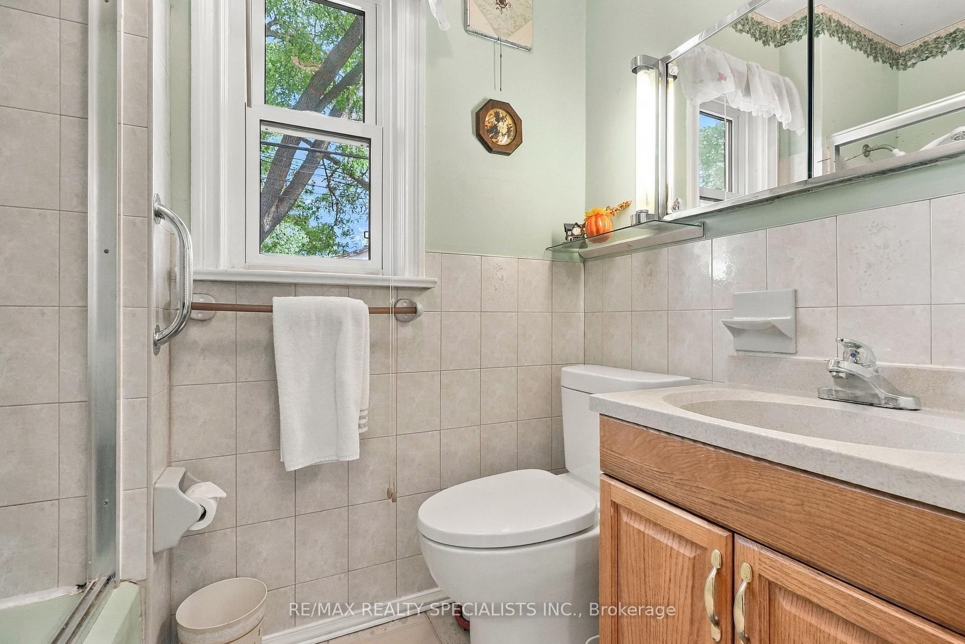 Photo 24 of 93 Cavell Avenue, Etobicoke, Mimico — HOMEH