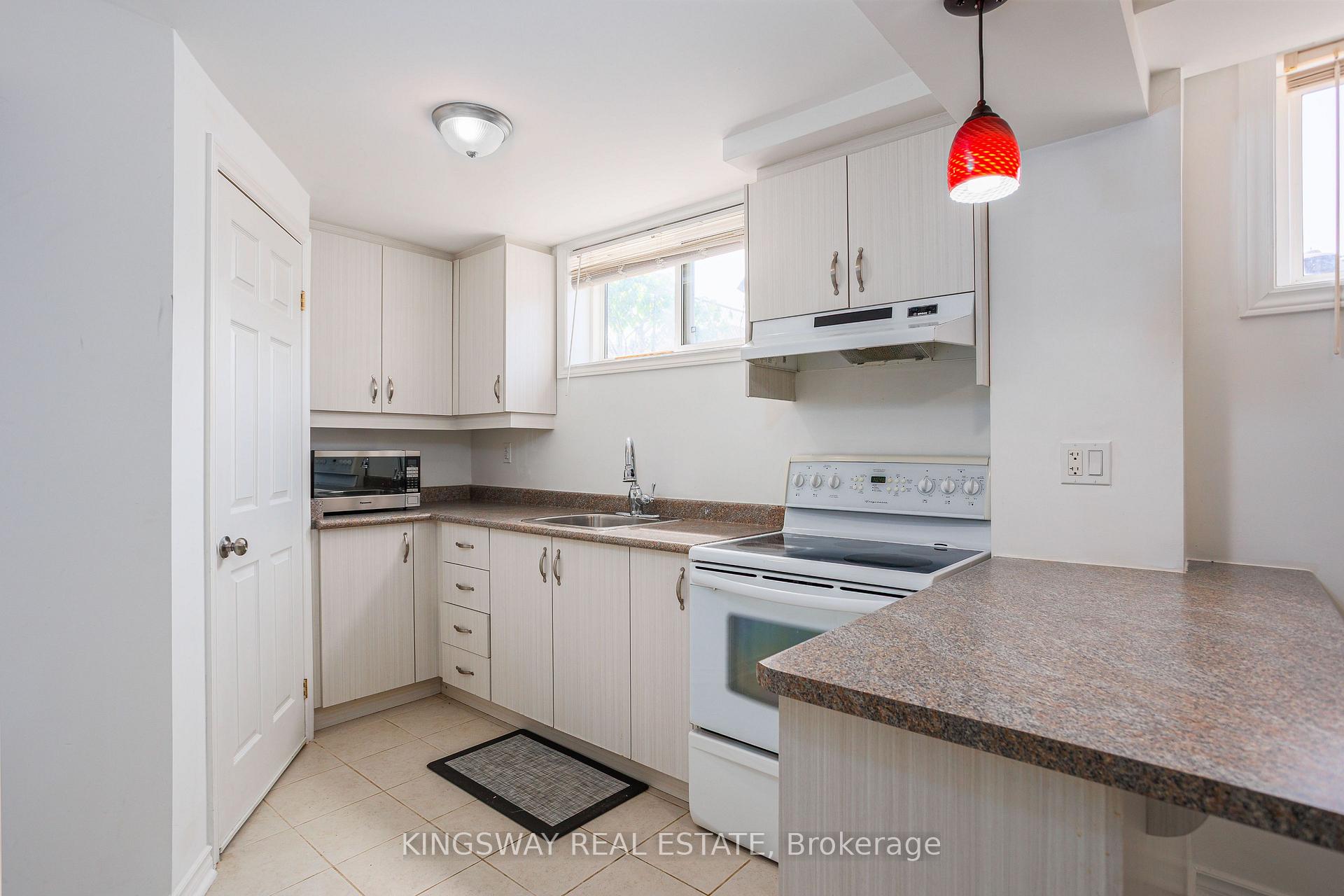 Photo 4 of 57 Lancer Drive, Vaughan, Maple — HOMEH