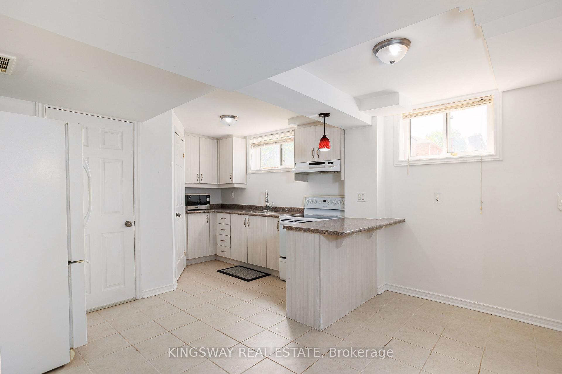 Photo 5 of 57 Lancer Drive, Vaughan, Maple — HOMEH