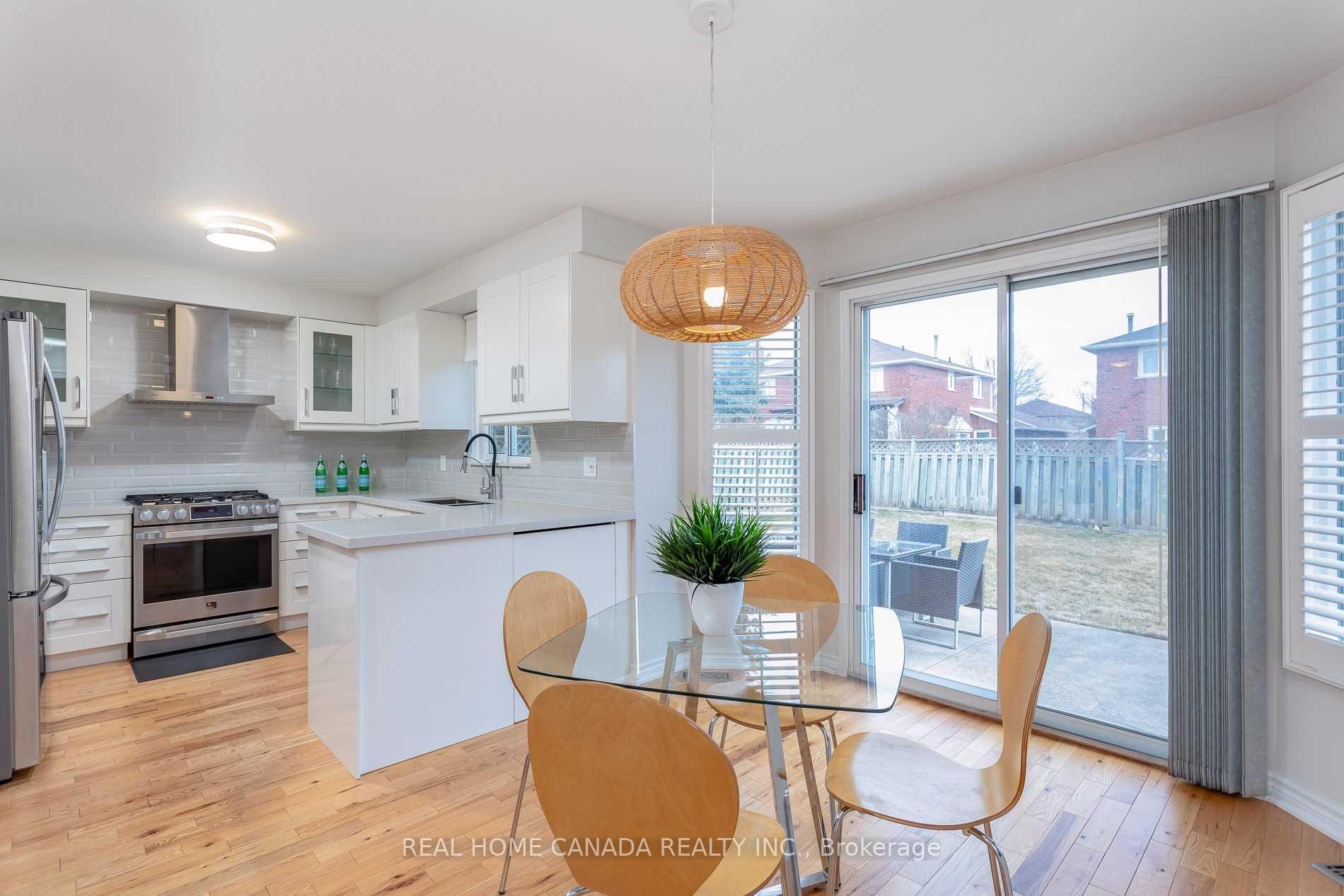 Photo 6 of 1542 Prince John Circle, Oakville, Clearview — HOMEH