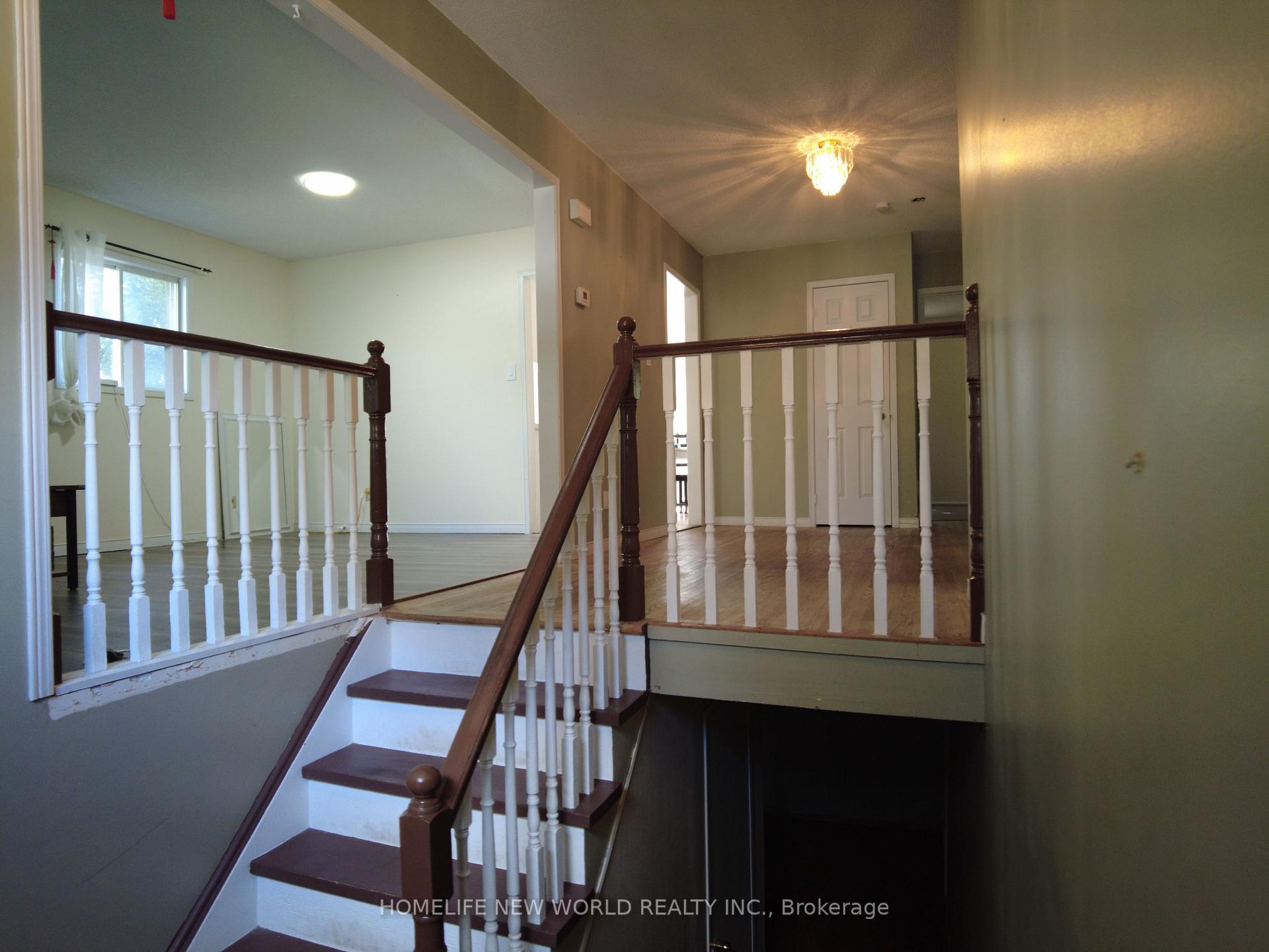Photo 2 of 42 Engel Crescent, Barrie, Letitia Heights — HOMEH