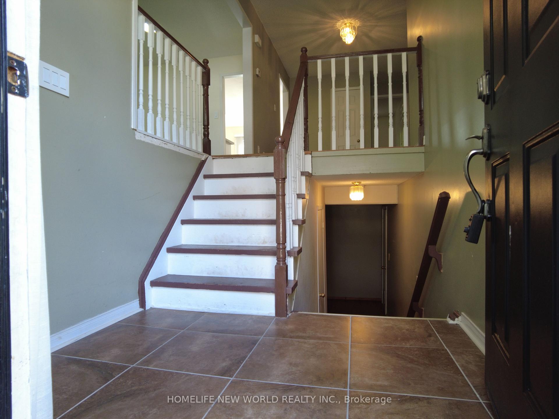 Photo 3 of 42 Engel Crescent, Barrie, Letitia Heights — HOMEH